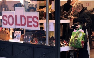 François Baroin, le ministre de l'Economie, a donné mercredi matin le coup d'envoi des soldes d'hiver dans les grands magasins boulevard Haussmann à Paris, et dit espérer que cela puisse "favoriser" la consommation "dans une période un peu morose".