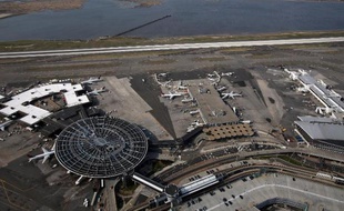 Le FBI a chargé son unité antiterroriste d'enquêter après plusieurs incidents au laser visant des avions arrivant à New York, a-t-on appris auprès de la police fédérale.