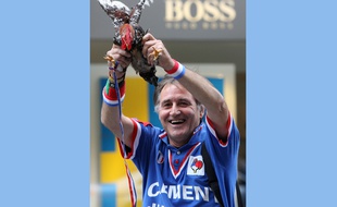 Clément d'Antibes en 2006 avec son fameux coq, qui ne devait pas être Balthazar.