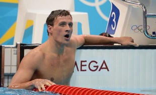 L'Américain Ryan Lochte est devenu champion olympique du 400 m 4 nages en s'imposant en 4 min 05 sec 18/100e dans une finale où son compatriote Michael Phelps a dû se contenter de la 4e place en 4:09.28, samedi à Londres.