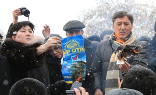 Entre 200 et 300 manifestants se sont rassemblés mardi à Almaty, principale ville du Kazakhstan, pour contester les résultats des législatives remportées par le parti du pouvoir avec 81% des voix, un scrutin qui selon l'OSCE n'a pas respecté les principes démocratiques.
