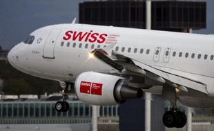Un Airbus A320 de la compagnie aérienne Swiss le 12 novembre 2012 à l'aéroport de Genève