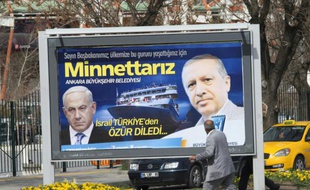 Affiche dans les rues de Ankara, le 20 mars 2013, montrant le Premier ministre turc Erdogan et israélien Benjamin Netanyahu