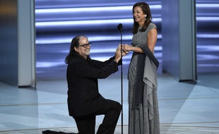Le réalisateur Glenn Weiss a demandé sa compagne en mariage en direct lors des 70e Emmy Awards, le 17 septembre 2018.