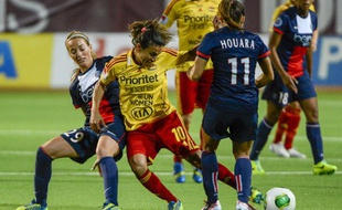 Les joueuses parisiennes (en bleu), lors du match aller de Ligue des champions contre les Suédoises de Tyresö, le 9 octobre 2013 .