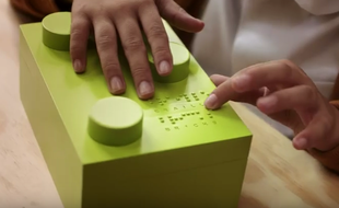 Une organisation brésilienne d’aide aux non-voyants a mis au point une méthode d’enseignement de la lecture du braille basée sur le principe des briques Lego.