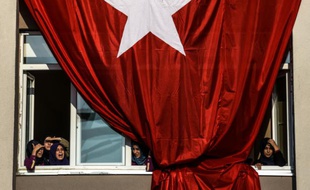 Des étudiantes attendant le discours du Premier ministre turc Ahmet Davutoglu le 7 octobre 2015 à Bayrampasa