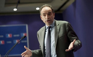 Le secrétaire général de l'UMP, Jean-François Copé, a mis en garde mardi les électeurs tentés par le vote FN en affirmant que "quand on vote Front national, on a la gauche qui passe" et "on a (Christiane) Taubira", la garde des Sceaux, devenue la principale cible de la droite.