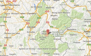 La Grave est située à 1 500 m d'altitude, à la limite des départements de l'Isère et des Hautes-Alpes.