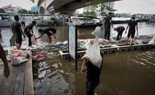 Bangkok s'attendait mercredi à des inondations imminentes de grande ampleur, susceptibles de n'épargner aucun quartier de la ville où l'eau potable commence à manquer à la veille d'un week-end de cinq jours décrété d'urgence.