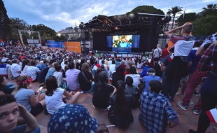 Il est formellement interdit d'introduire des fumigènes dans la fan-zone de Nice.