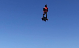 Franky Zapata aux commandes du Flyboard Air