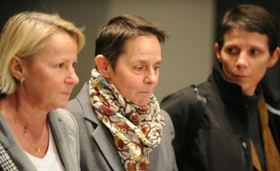 Bernadette Dimet (C) avec des proches à la sortie du tribunal, le 5 février 2016 à Grenoble