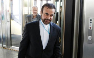 L'ambassadeur iranien à l'Agence internationale de l'énergie atomique (AIEA), Reza Najafi, arrive le 12 mai 2014 au siège de l'organisation à Vienne pour de nouvelles négociations