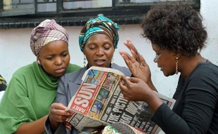 Les policiers coupables d'avoir traîné derrière leur véhicule un Mozambicain décédé ensuite au commissariat ont été arrêtés vendredi en Afrique du Sud, où la police est sous le feu des critiques pour sa violence et son manque de respect des droits fondamentaux.