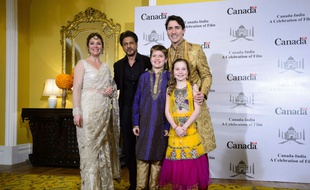 La famille Trudeau au complet pose avec la star de cinéma indienne Shan Rukh Khan à Bombay, le 20 février 2018.