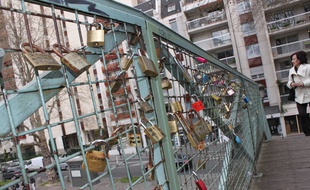 Après le Pont-des-Arts et le pont de l'Archevêché, la mode des cadenas d'amour gagne les passerelles du canal Saint-Martin