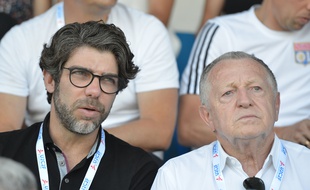 Juninho et Jean-Michel Aulas, ici à Bourgoin-Jallieu le 13 juillet, lors d'un match de préparation de l'OL contre le Servette Genève.