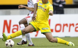 Le Nantais Vainqueur (en jaune) en le Nancéien N'Guemo (en blanc) à la lutte lors du match Nancy - Nantes du 26 avril 2009.