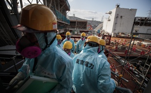Les employés de TEPCO se tiennent devant le réacteur numéro 3 de la centrale de Fukushima Daiichi, le 31 janvier 2018.