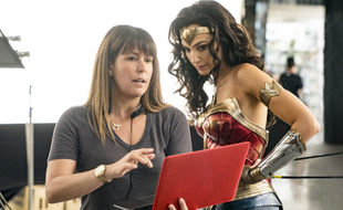 La réalisatrice Patty Jenkins et l'actrice Gal Gadot sur le tournage de Wonder Woman