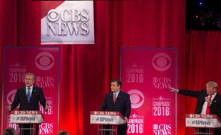 Donald Trump (D) attaque ses rivaux républicains Ted Cruz (C) et Jeb Bush (G) au cours d'un débat télévisé le 13 février 2016 à Greenville (Caroline du Sud)