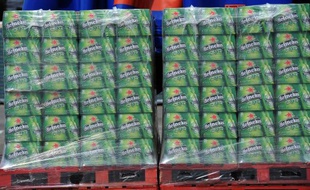 Des packs de bière, à la sortie d'une ligne de production Heineken dans l'usine de Schiltigheim, près de Strasbourg, le 7 juin 2011