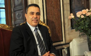 Le président tunisien Moncef Marzouki a chargé vendredi Mehdi Jomaâ de former le prochain gouvernement qui sera chargé de sortir la Tunisie d'une profonde crise politique et d'organiser des élections, a annoncé l'intéressé depuis la présidence.