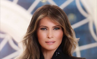 Melania Trump photographiée à la Maison Blanche pour son premier portrait officiel.