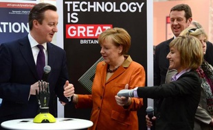 Le Premier ministre britannique David Cameron et la Chancelière allemande Angela Merkel au salon international des technologies de hanovre le 10 mars 2014
