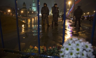 Des bouquets de fleurs ont été déposés à l'endroit où l'opposant russe Boris Nemtsov a été assassiné, le 28 février 2015.