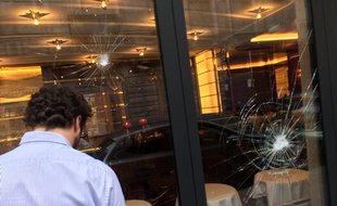 La vitrine endommagée de