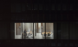 Des employés d'une entreprise font des heures supplémentaires, à Osaka.