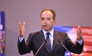 Le président de l'UMP, Jean-François Copé, a demandé mercredi à la ministre de la Justice, Christiane Taubira, de "diligenter une enquête" sur le mur de photos de personnalités de droite assorties de commentaires désobligeants dans le local syndical du Syndicat de la magistrature (SM).