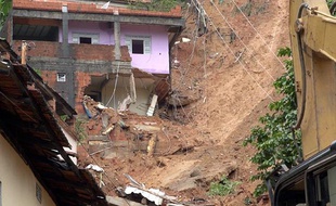 Un glissement de terrain à Vitoria, au Brésil, le 26 décembre 2013.