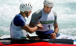 Le céiste Tony Estanguet (à droite), saluant le Slovaque Michal Martikan (à gauche), après avoir remporté la médaille d'or des Jeux d'Athènes en canoë C1, le 18 août 2004.