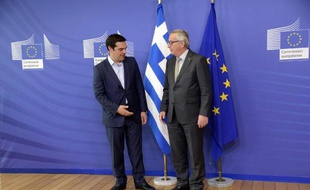 Le Premier ministre grec Alexis Tsipras (g) et le président de la Commission européenne Jean-Claude Juncker à Bruxelles, le 3 juin 2015