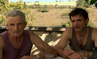Sébastien et son père, personnages principaux du documentaire "Les fils de la terre".