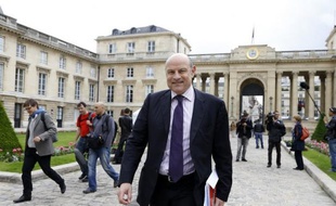 Le député PS Jean-Marie Le Guen a annoncé vendredi qu'il ne briguerait pas la mairie de Paris et soutiendrait la première adjointe Anne Hidalgo.