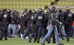 Les supporters niçois, sur la pelouse du stade Louis II, à Monaco, le 30 janvier 2010.