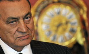 Hosni Moubarak, 84 ans, qui a été déclaré mardi soir en état de mort clinique, a dirigé l'Egypte sans partage pendant trois décennies avant d'être renversé par la rue début 2011, puis condamné à la prison à vie pour la mort de manifestants