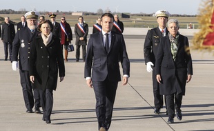 Emmanuel Macron avec Florence Parly et Geneviève Darrieussecq, sur la base aérienne 123 d'Orléans-Bricy, le 16 janvier 2020.