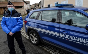 Une gendarme à Saint-Just, le village où trois militaires ont été tués dans la nuit du 22 au 23 décembre 2020