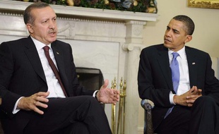 Le président américain Barack Obama (D) reçoit le Premier ministre turc, Recep Tayyip Erdogan (G) dans le Bureau Ovale, à la Maison Blanche, à Washington, le 7 décember 2009.