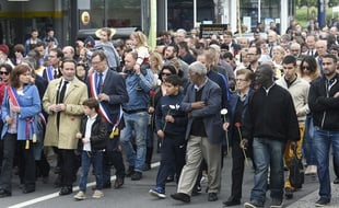Une marche silencieuse en ommage aux policiers tués a réuni un millier de personnes à Mantes-la-Jolie, samedi 18 juin.