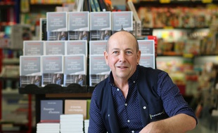 Philippe Fournier, patron de la maison de la presse à Mérignac Mondésir, a fait décoller les ventes de David Lelait-Helo