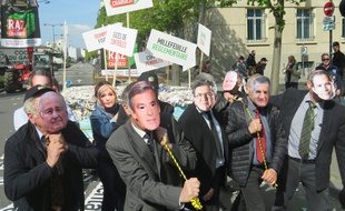 Les manifestants ont enfilé les masques des 11 candidats à l'élection présidentielle devant l'Hôtel des impôts à Rennes.