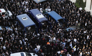 Jérusalem, le 18 novembre 2014. Des juifs marchent en procession autour des cercueils des victimes de l'attentat de la synagogue.