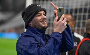 Le rappeur Jul, le 13 octobre 2021, au stade Vélodrome à Marseille.