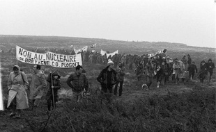 Entré dans la mémoire collective, le combat victorieux des habitants du village breton de Plogoff contre un projet de centrale nucléaire demeure, trente ans après, une référence, y compris dans la mobilisation contre l'aéroport de Notre-Dame-des-Landes, même si le contexte n'est pas le même.
